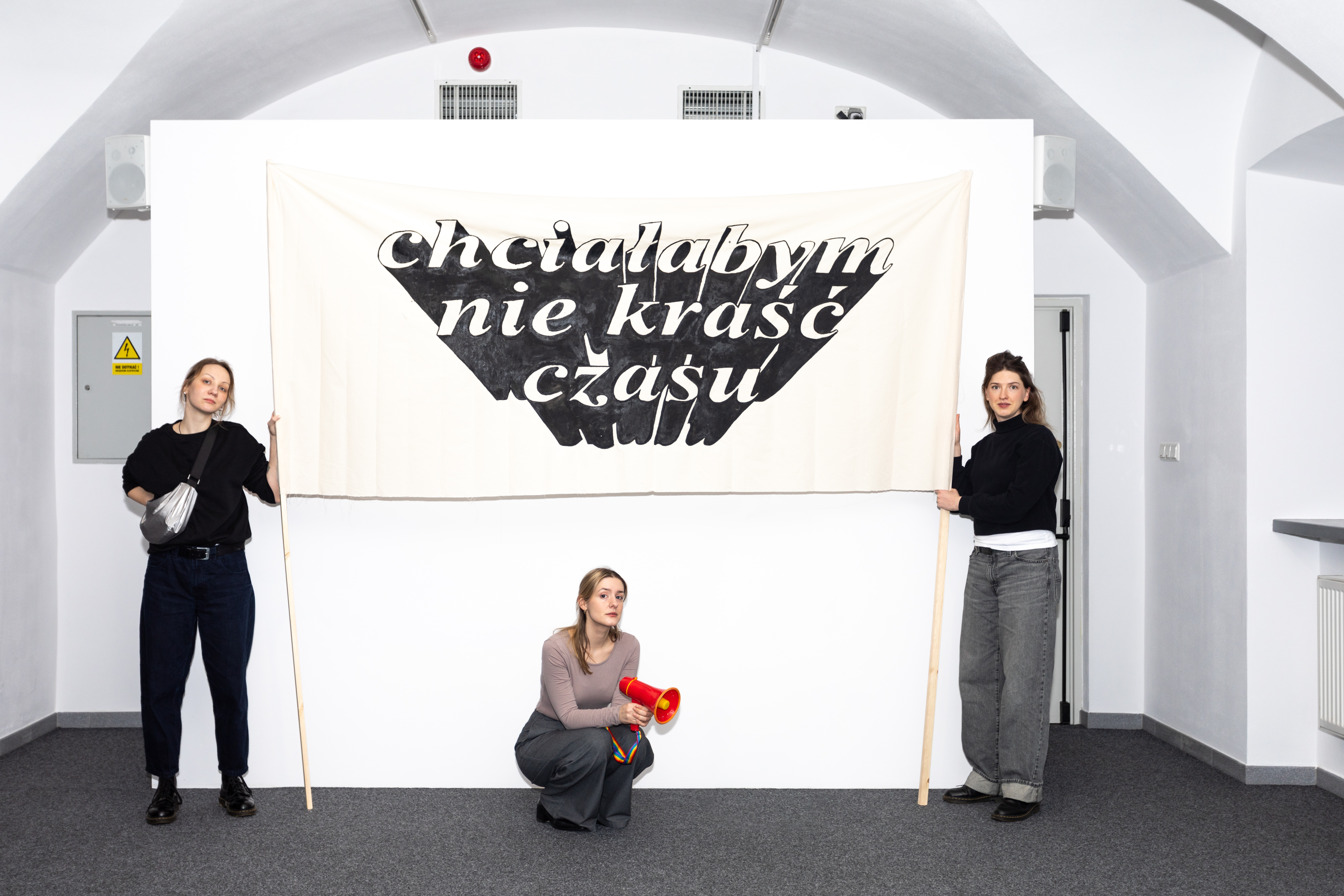 3 kobiety z transparentem "chciałabym nie kraść czasu