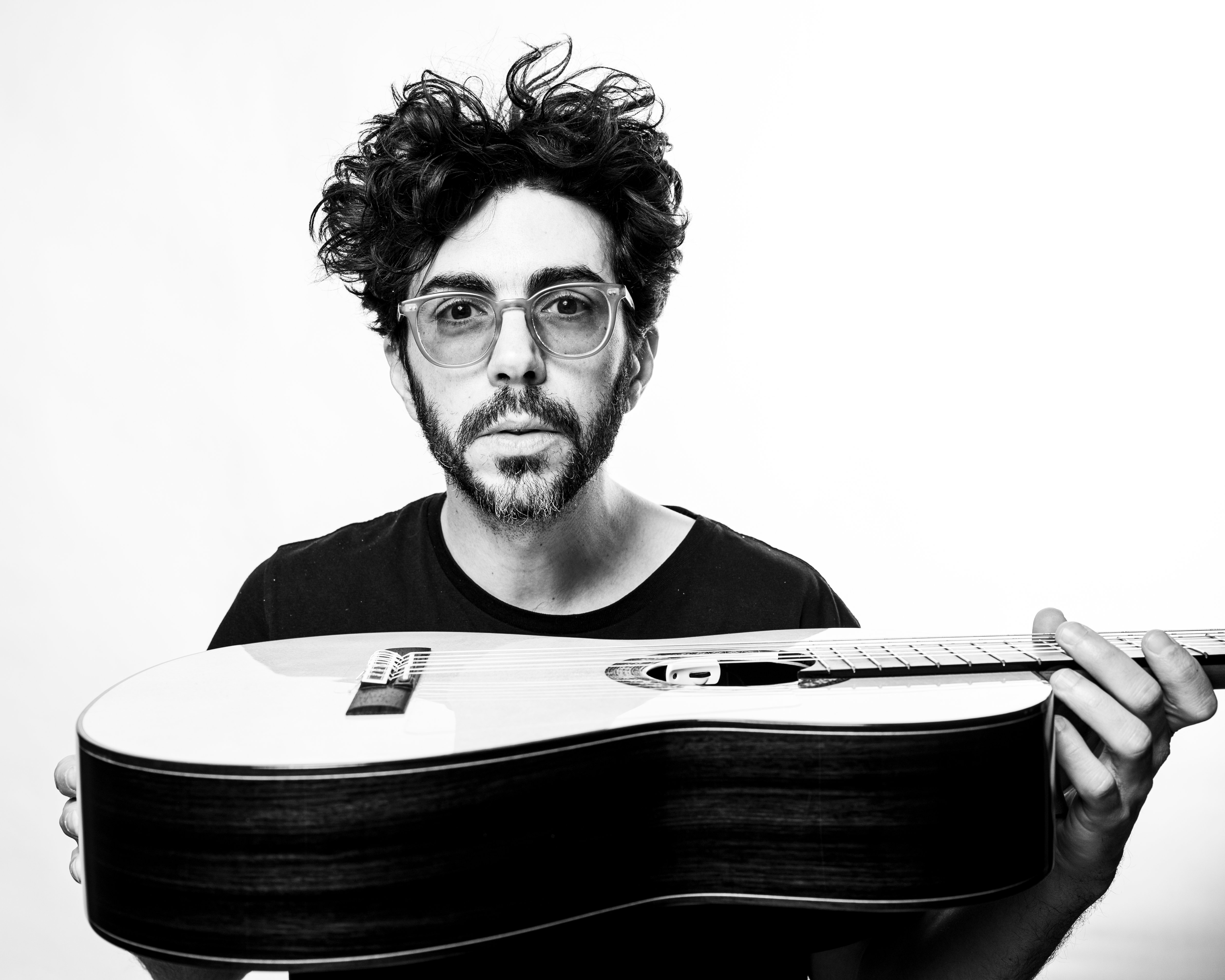 João de Sousa - portret z gitarą