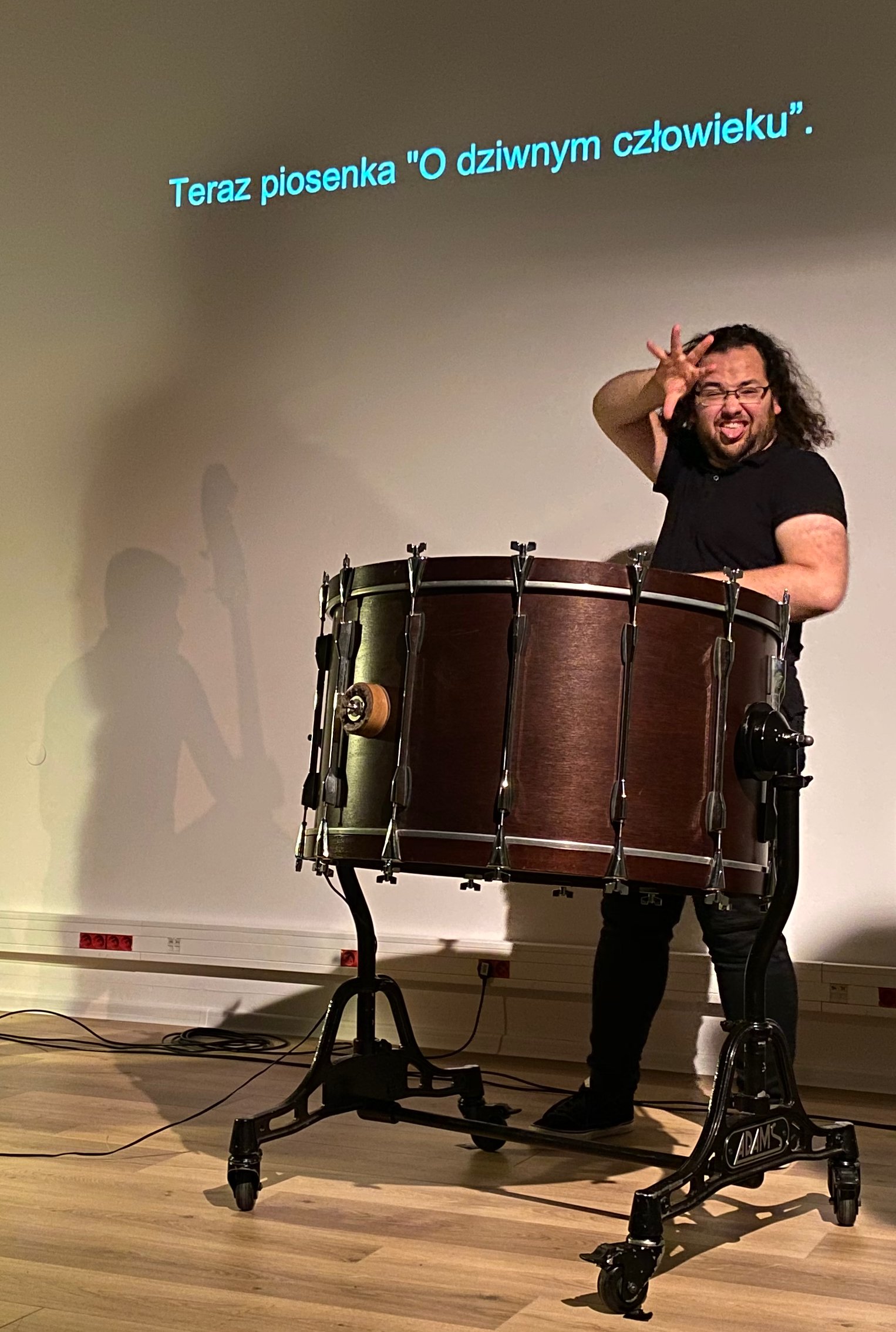 Adam Stoyanov - portret z bębnem