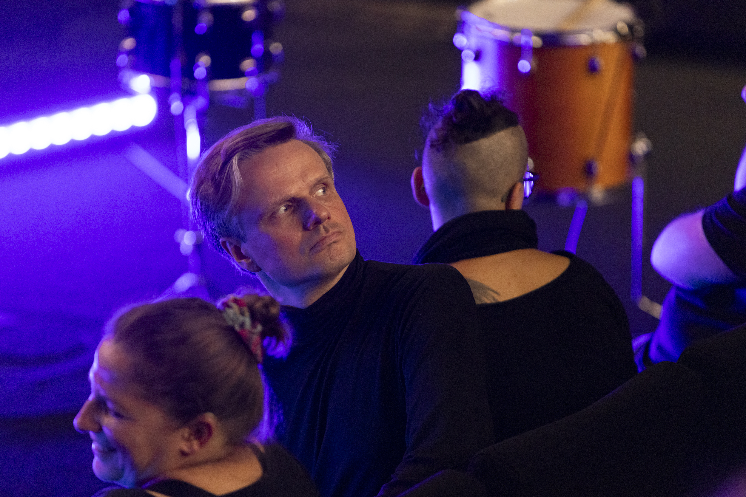 Złożona z Głuchych orkiestra perkusyjna łącząca poezję języka migowego z grą na instrumentach perkusyjnych (zdjęcie z występu)