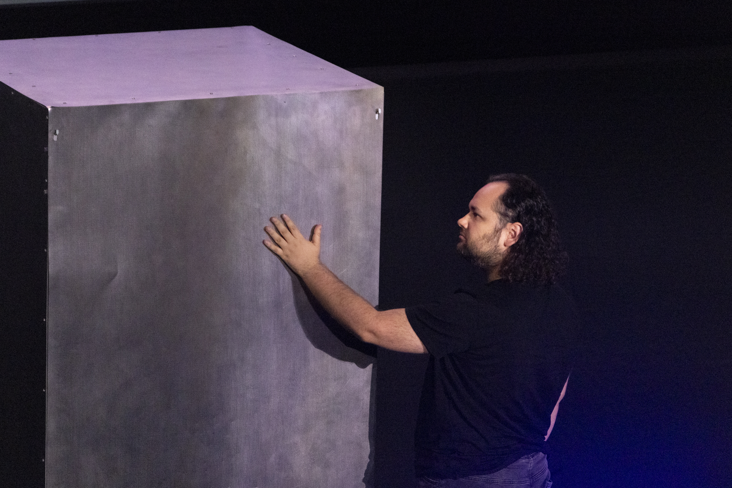 Złożona z Głuchych orkiestra perkusyjna łącząca poezję języka migowego z grą na instrumentach perkusyjnych (zdjęcie z występu)