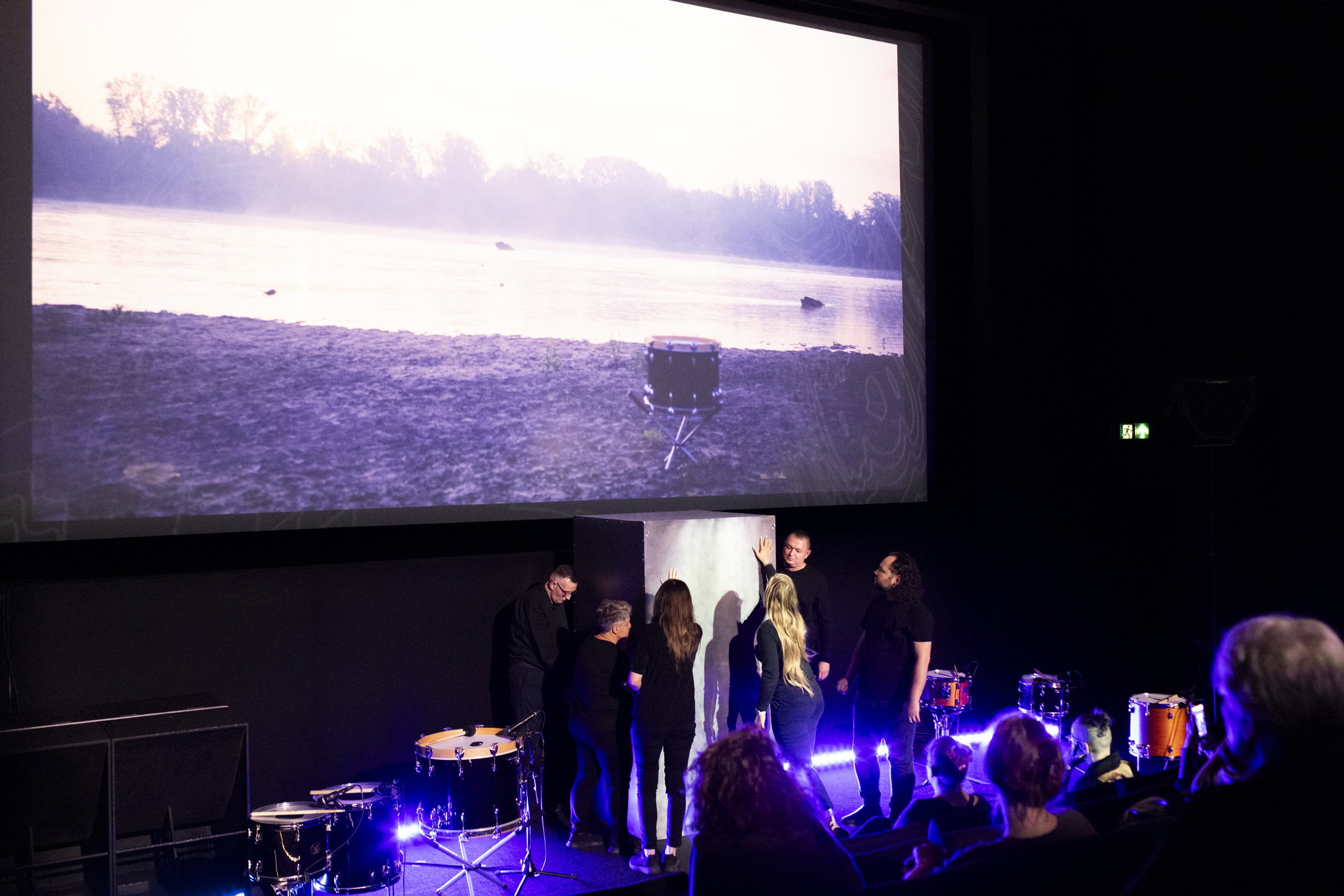 Złożona z Głuchych orkiestra perkusyjna łącząca poezję języka migowego z grą na instrumentach perkusyjnych (zdjęcie z występu)