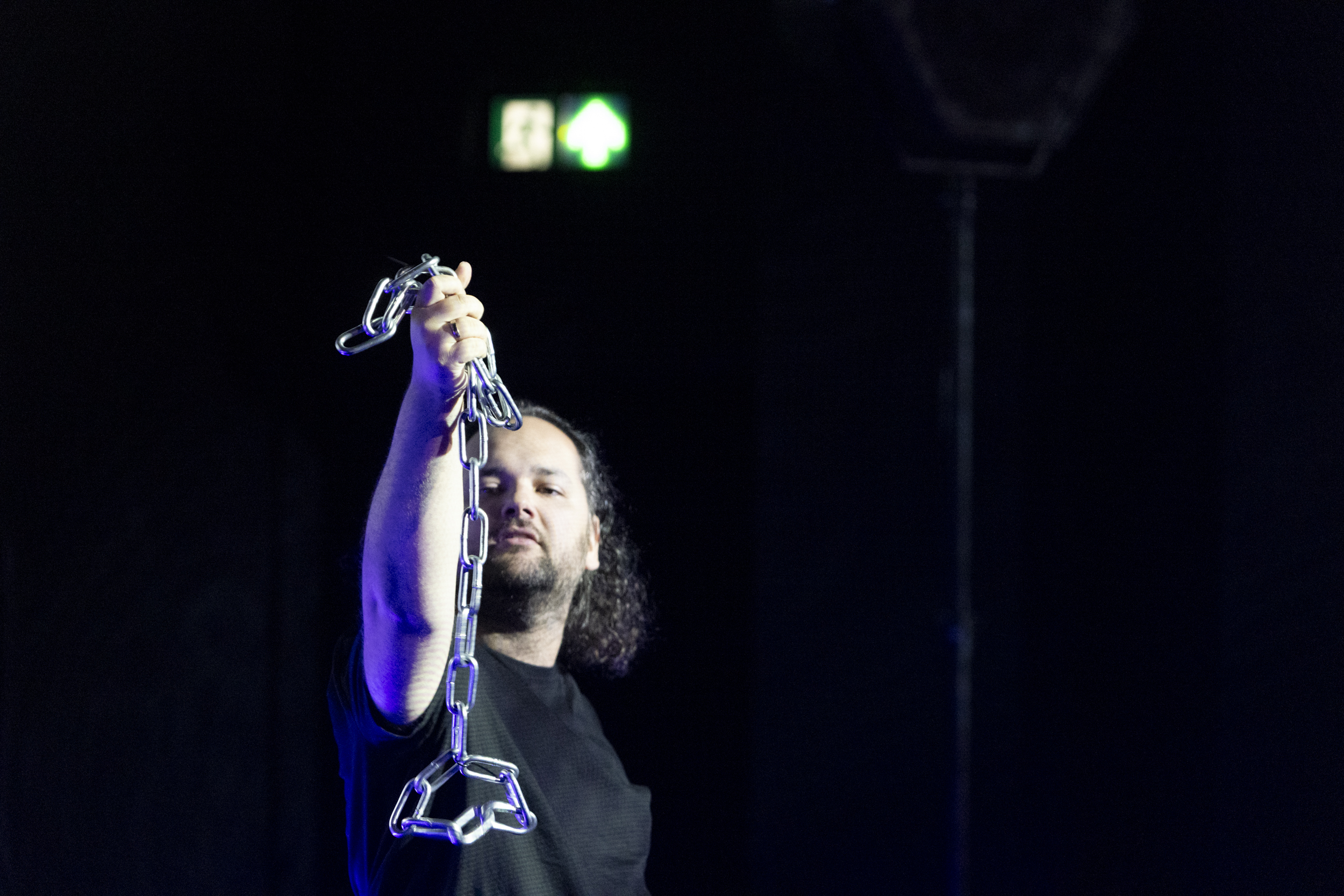 Złożona z Głuchych orkiestra perkusyjna łącząca poezję języka migowego z grą na instrumentach perkusyjnych (zdjęcie z występu)