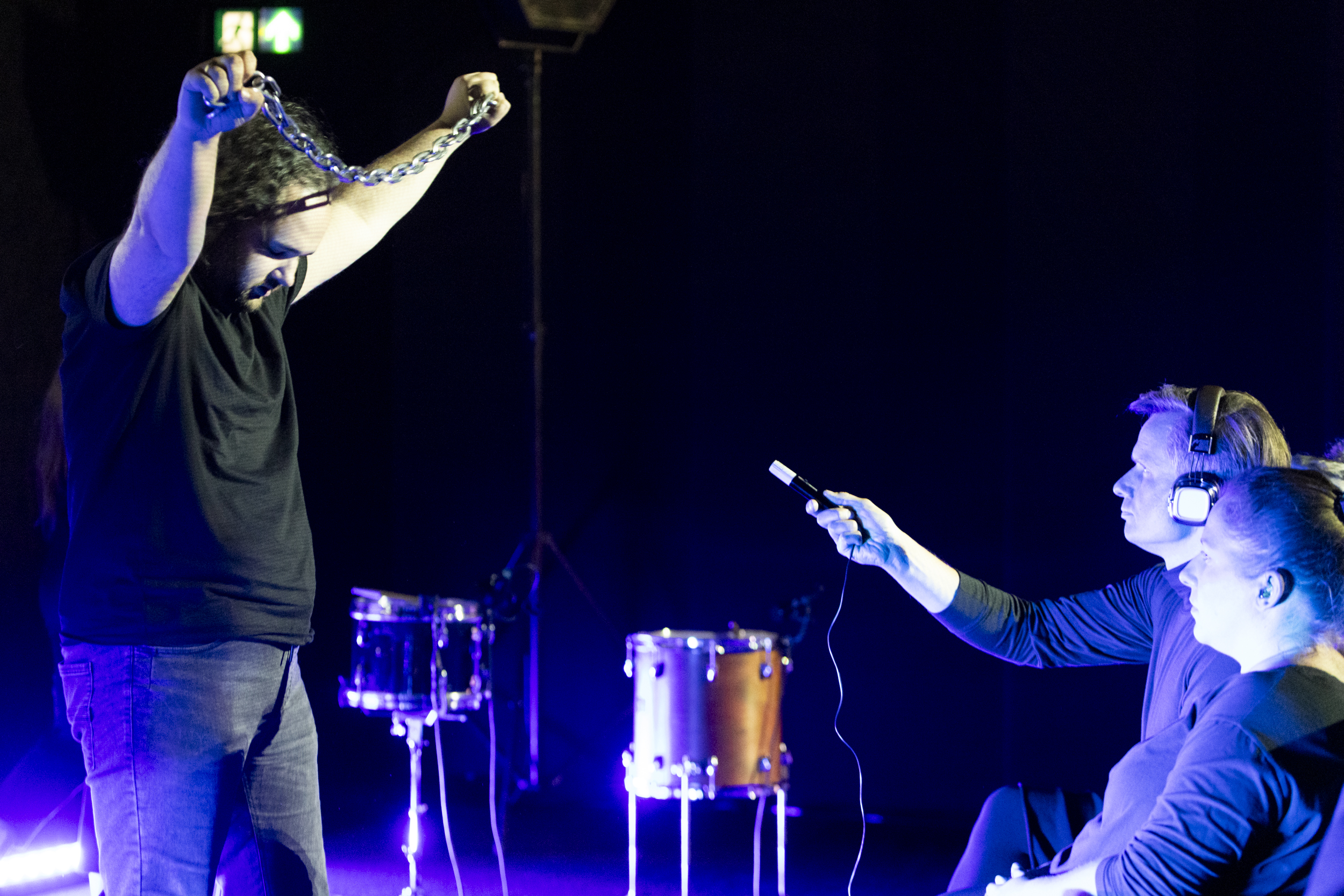 Złożona z Głuchych orkiestra perkusyjna łącząca poezję języka migowego z grą na instrumentach perkusyjnych (zdjęcie z występu)