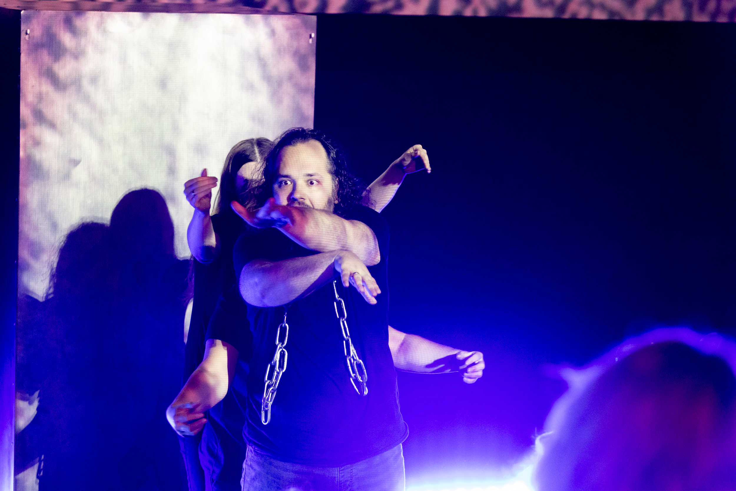 Złożona z Głuchych orkiestra perkusyjna łącząca poezję języka migowego z grą na instrumentach perkusyjnych (zdjęcie z występu)