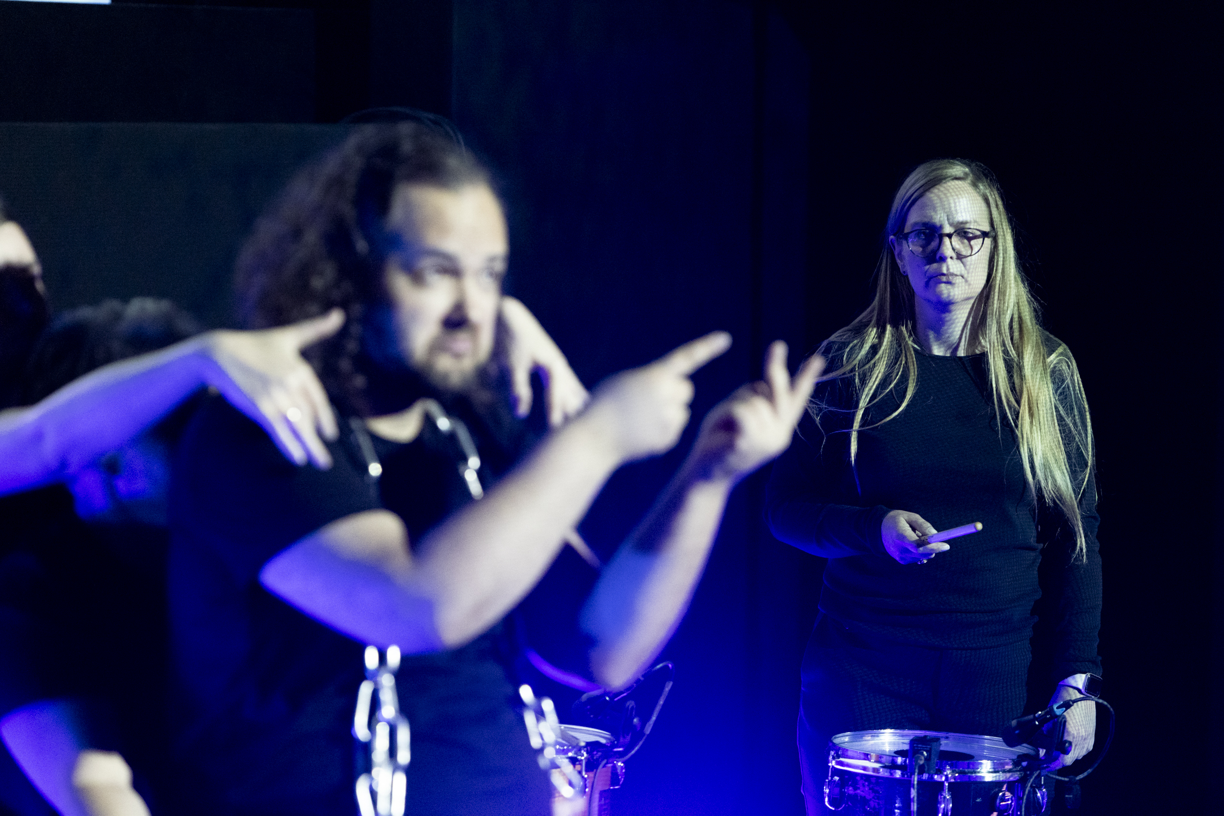 Złożona z Głuchych orkiestra perkusyjna łącząca poezję języka migowego z grą na instrumentach perkusyjnych (zdjęcie z występu)