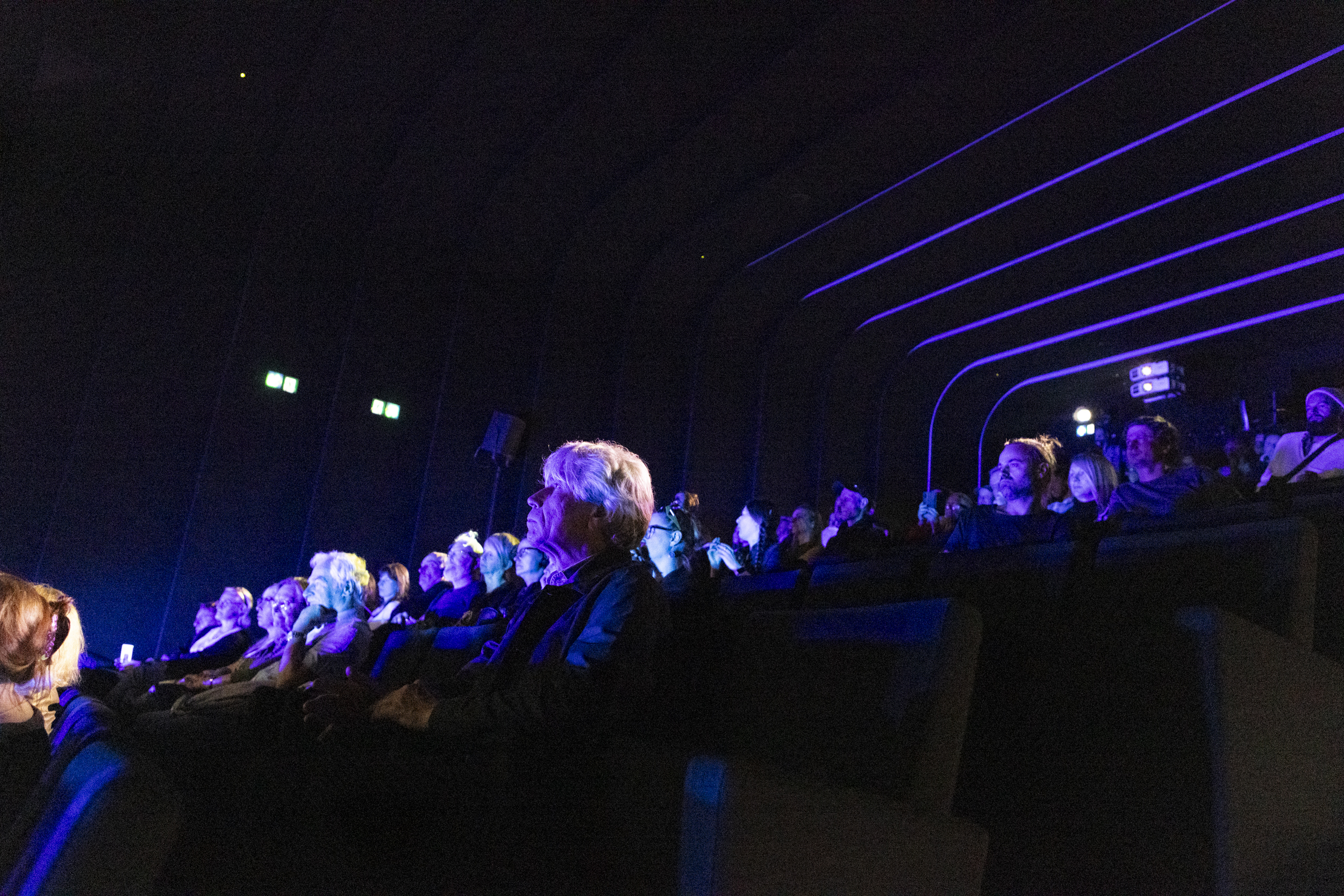 Złożona z Głuchych orkiestra perkusyjna łącząca poezję języka migowego z grą na instrumentach perkusyjnych (zdjęcie z występu)