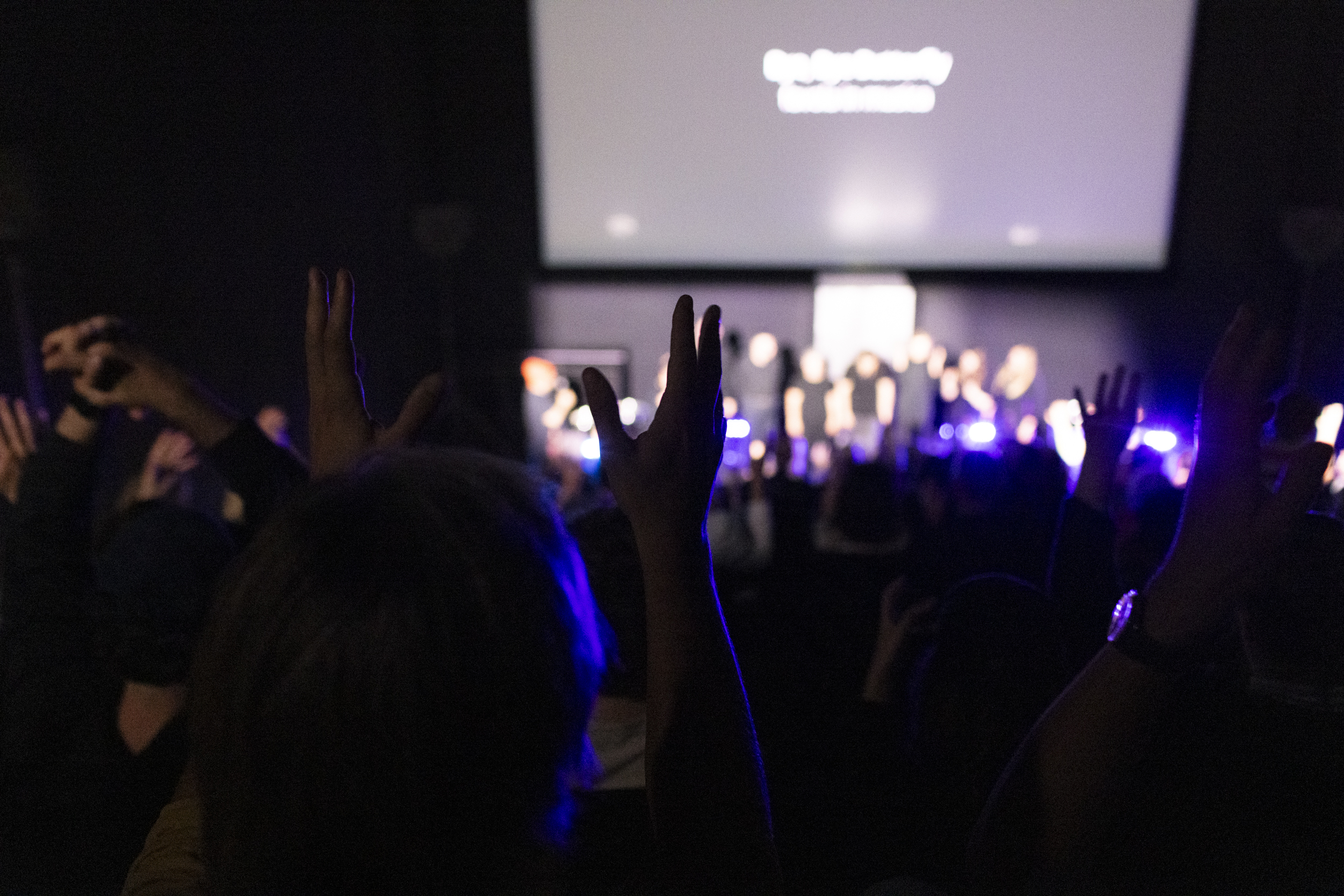 Złożona z Głuchych orkiestra perkusyjna łącząca poezję języka migowego z grą na instrumentach perkusyjnych (zdjęcie z występu)
