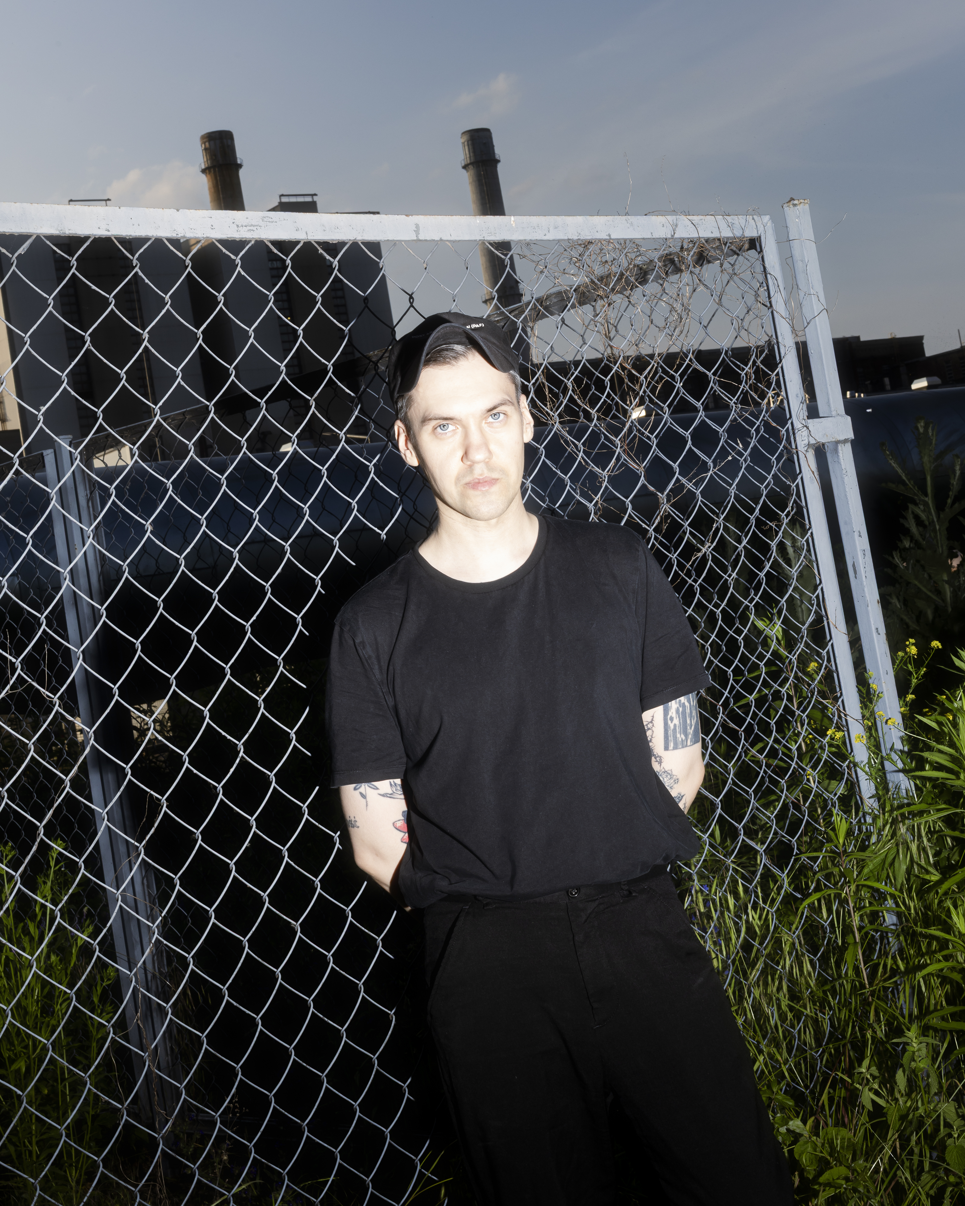 portret mężczyzny na tle bramki