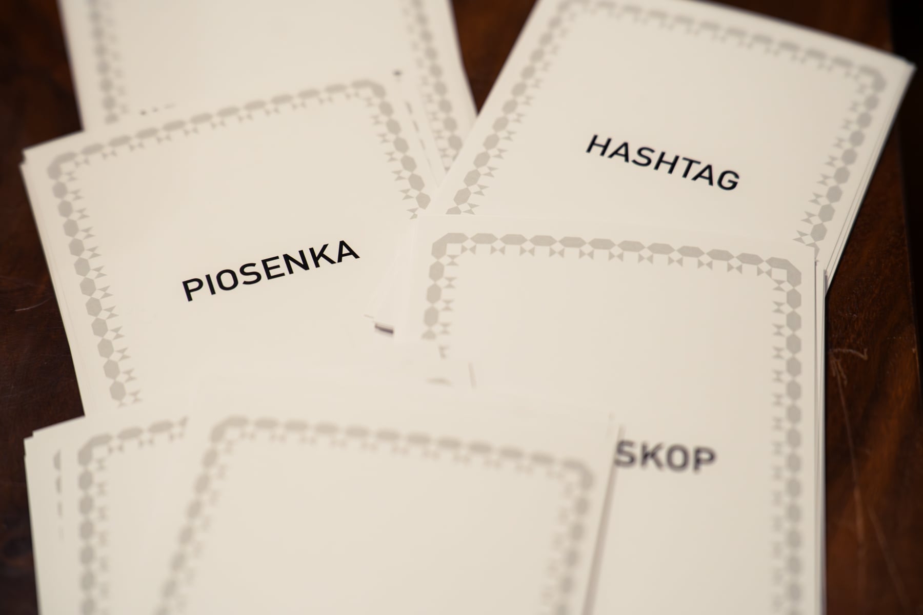 grafika z napisami: piosenka i hashtag